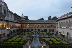 rambagh-courtyard-dusk-1600.jpg